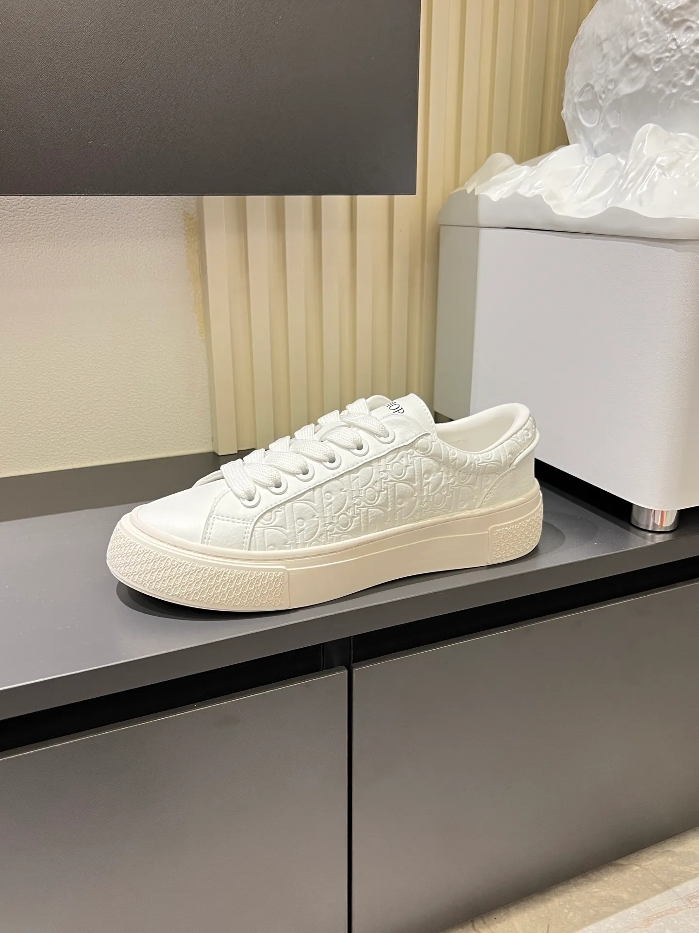 p440 DIOR* Dior B33 sneakers, brown and cream-white jacquard fabric with brown high mercerized suede upper, new for fall 2025, reinterpretation of classic tennis shoes, with a stylish silhouette that highlights a thick feel. Crafted from brown and cream-white jacquard with Oblique print and suede panels, it features a distinctive padded tongue embossed with the Dior signature, wide blue mohair laces and brass eyelets with a matte brown finish. The cream-white Dior Oblique patterned rubber sole, enhanced by the contrasting Dior 30 Avenue Montaigne signature on the rear, adds a stylish edge to casual looks. Men's model 38-44 (45 is custom-made and cannot be returned or exchanged)